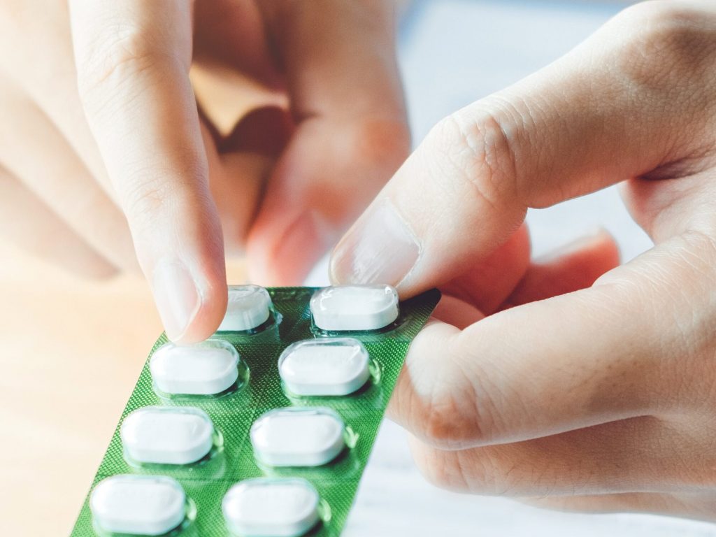Apotheker erklärt die Anwendung von Tabletten